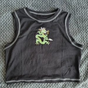 Topp - Tröja med en drake från shein🐉Aldrig använt på grund av storleken, bra skick