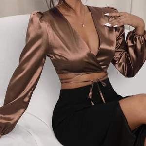 Topp  - Säljer denna skitsnygga topp från SHEIN. Aldrig använd då den inte riktigt var min stil. 