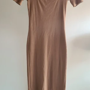 Klänning  - Tight klänning från Zara