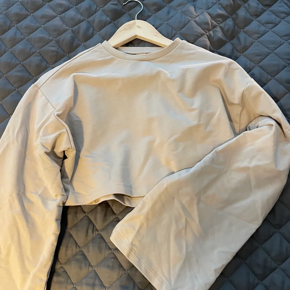 En superfin beige tröja från Nelly. Knappt använd. Den är i XXS men skulle säga att den passar XS. Toppar.