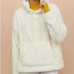 H&M - Huvtröja i fleece - Vitt - En väldigt varmt och fint huvtröja som passar bra för kalla vinterdagar!