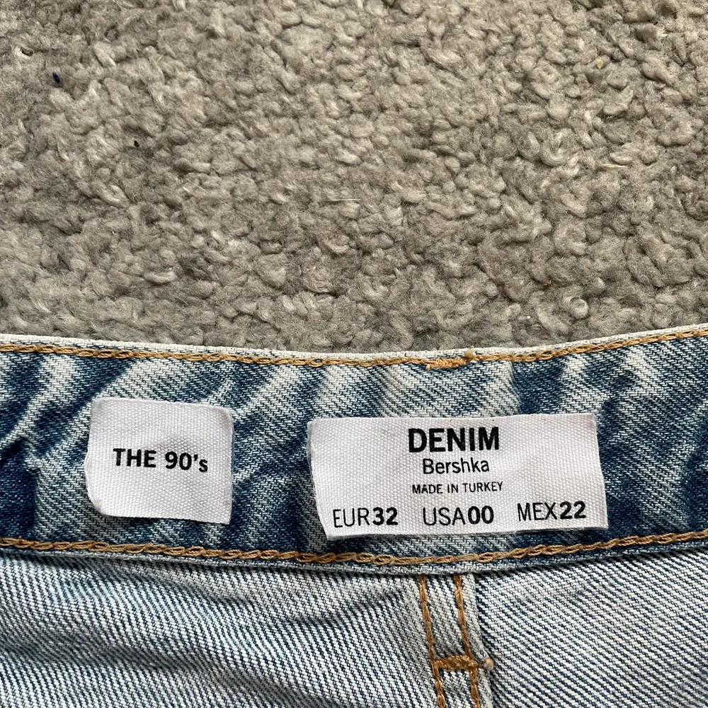 Säljer dessa jeans i fint skick! . Jeans & Byxor.