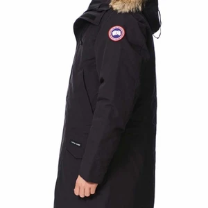 Canada goose longford parka  - Jag säljer min canada goose jacka använd i 2 vintrar men är fortfarande i bra skick i storlek S men passar till M också 