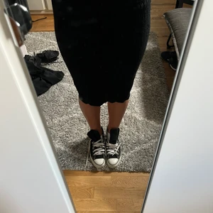 Svart stickad kjol  - Stickad kjol från NA-KD, med små slitsar vid sidorna! 