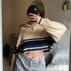 Stickad tröja  - Stickad croppad tröja köpt secondhand 