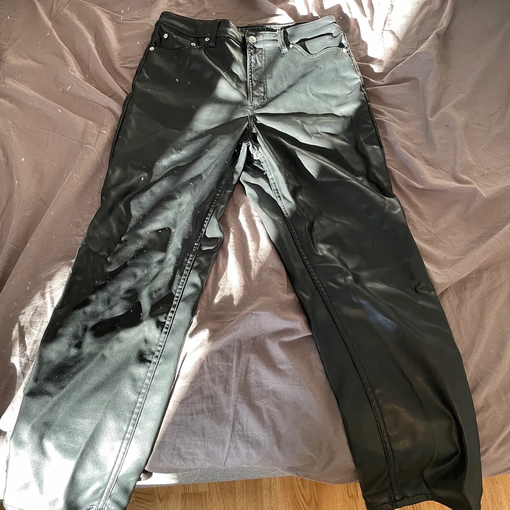 Ett psr svarta fakeläder byxor från H&M, storlek 42  Använd fåtal ggr Köpare står för frakt. Jeans & Byxor.