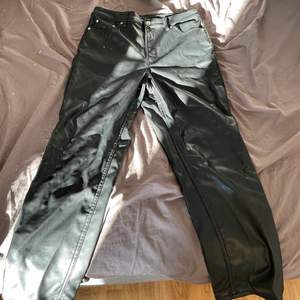 Ett psr svarta fakeläder byxor från H&M, storlek 42  Använd fåtal ggr Köpare står för frakt