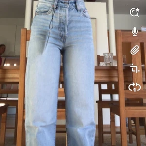 levis jeans - Intressekoll på dessa otroligt fina jeans ifrån levis. Köpta för 1299kr och säljer för 600kr❤️ De är endast använda ca 5 gånger och är i otroligt bra skick. Kan absolut skicka fler bilder också💗