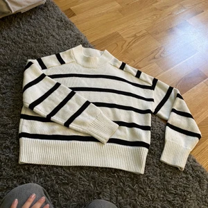 Randig Tröja  - Nu säljer jag denna randiga tygtröjan i svart och vit. Har andvänt en del gånger, och som ni ser på bilden så är det noppror på denna, men det är nästan så att det inte syns. (Kliar inte) skriv hjärna och hör av dig om det är så om du är intereserad😊