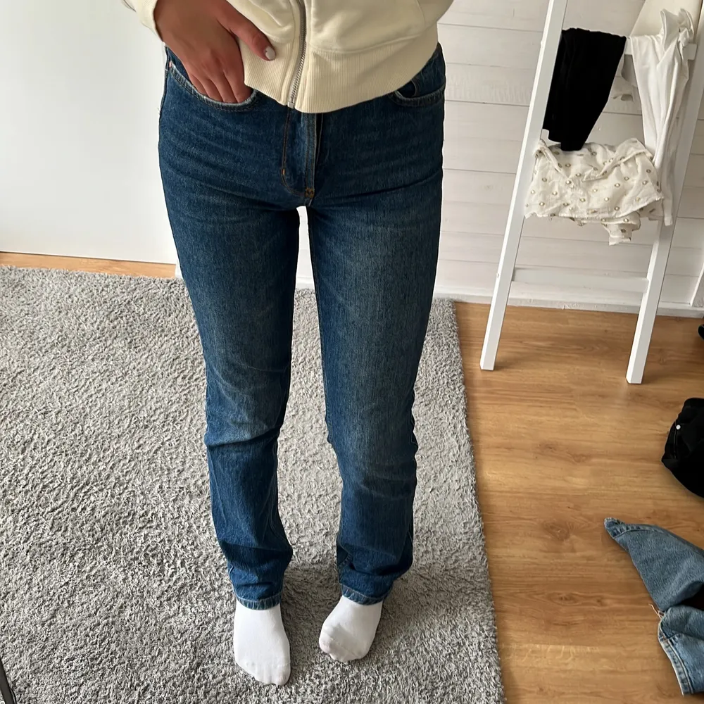 Mörkblå jeans från bikbok, super skick💕. Jeans & Byxor.