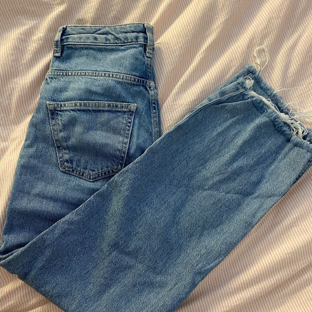 Blåa Jeans från lager 157 i modellen LANE, står ej storlek men skulle gissa på en liten XS. Säljer då dom har blivit för korta. . Jeans & Byxor.