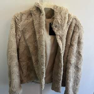 En fin jacka, som kostade 499 kronor. Jag tycker den är fin och mys att använda snart i höst och även sen i vinter. En fin beige färg och enkel att matcha.