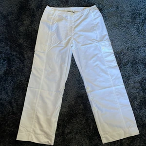 Fila Cargo pants - Feta Fila byxor jag tyvärr köpte i fel storlek. De är i nyskick (endast testade) fast är ju väldigt stora i storleken. Det står 42 men för mig som är ca 182 så är de rätt för stora. Har nyligen insett att det är kvinnlig modell.