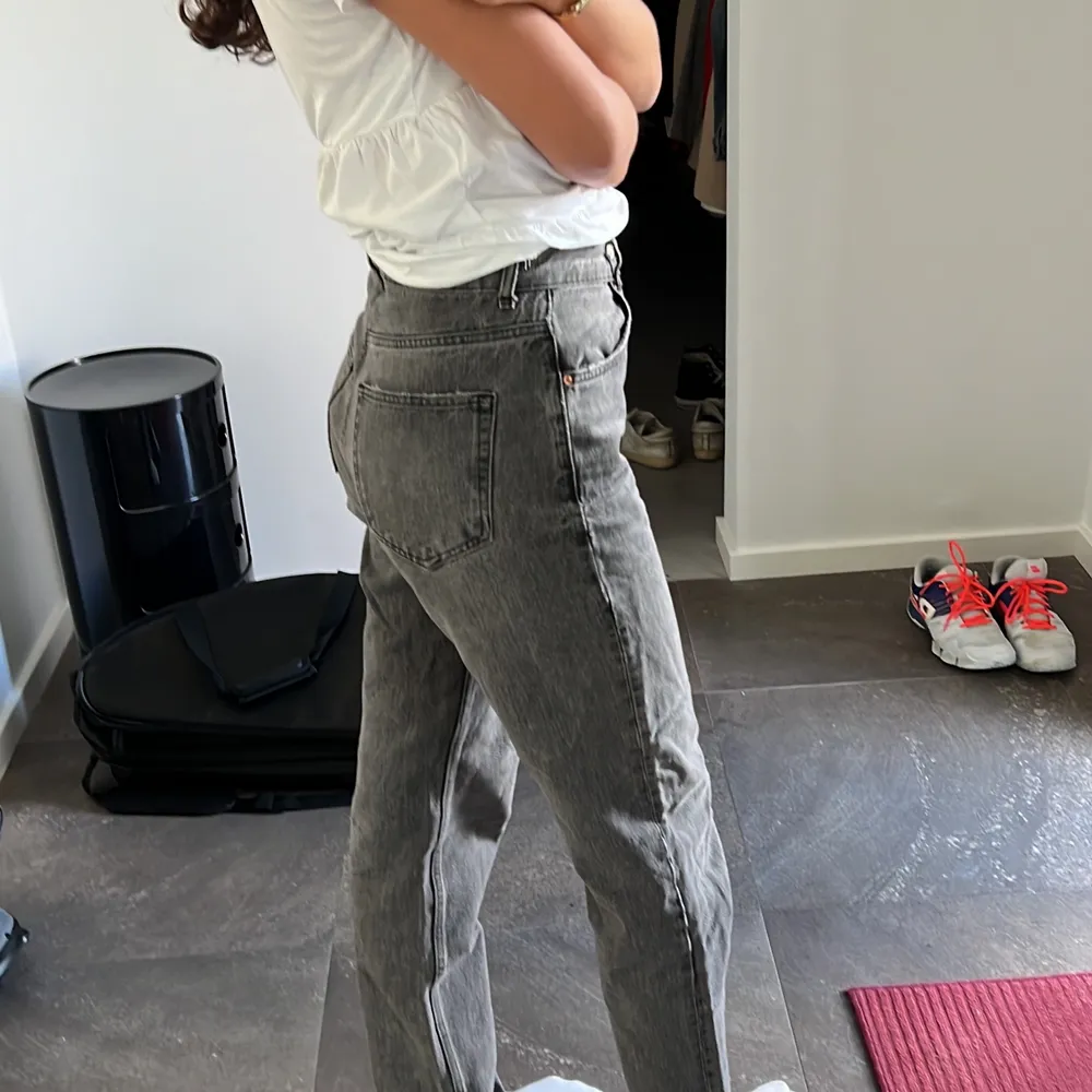 Perfekta jeans nu till hösten!!! Säljer pga att jag Inte använder de längre💕 Bara använt ett fåtal gånger, storlek: 36 och är 174!. Jeans & Byxor.