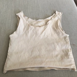 Binder - Binder i bra skick. Beige. Använd mycket men i bra skick. Passar perfekt om man ha 70B i BH storlek. Bra bind