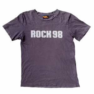 Hysteric Glamour T-Shirt - Supersnygg vintage tee från japanska Hysteric Glamour! Coolt tryck på både fram och baksida!Färgen är en blandning av brun och lila! Skulle säga en storlek M unisex! I fint skick, har dock ett nästan omärkbart litet hål längds ner på framsidan!Forts i kmt