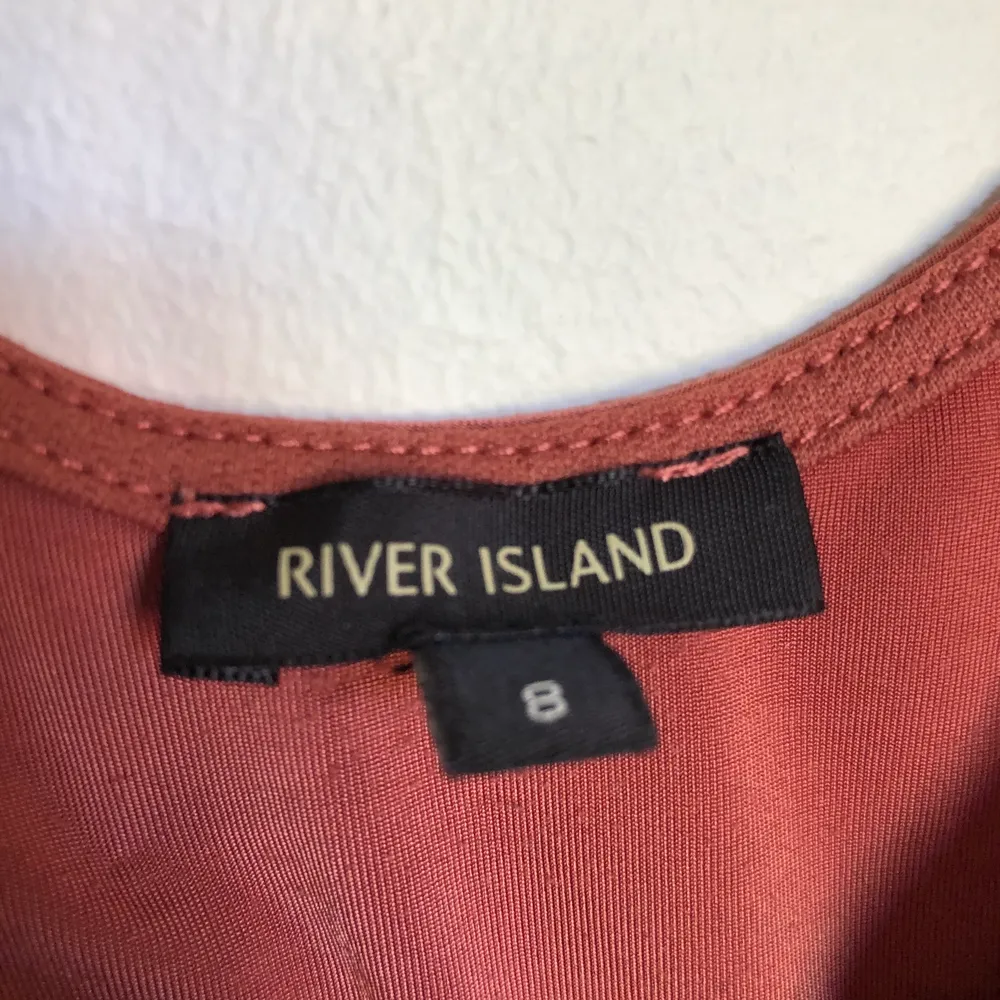 Säljer min röda topp från River Island i storlek S/XS. Säljer p.g.a att den inte kommer till användning. Köparen står för frakten 💓 TRYCK INTE PÅ KÖP NU!! . Toppar.