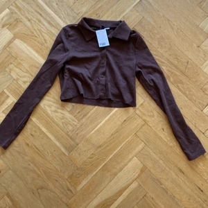Topp - Fin skortblus som aldrig är använd som tyvärr inte riktigt passade mig. Nypris 149kr. Inklwive frakt