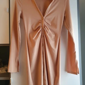 Nelly klänning strl 36 - Populär skjortklänning från Nelly använd 1 gång. I stretchig material