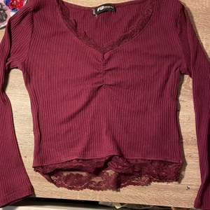 Vinröd tröja - Köpte online men den är för liten för mig. I bra skick