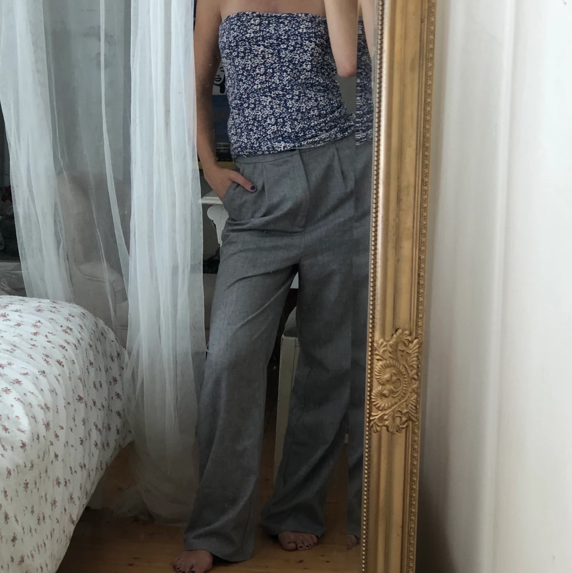 Grå kostymbyxor