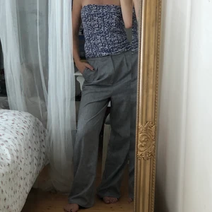 Grå kostymbyxor  - Säljer dessa supersnygga något oversized kostymbyxor, 130kr + frakt 💖