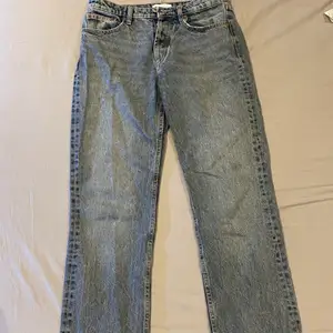 Mörkblå/grå jeans från Zara i storlek 38 eur.  Modellen är hyfsat rak och sitter bra i midjan till både storlek 36 och 38.  Säljer pga passar inte mig.  
