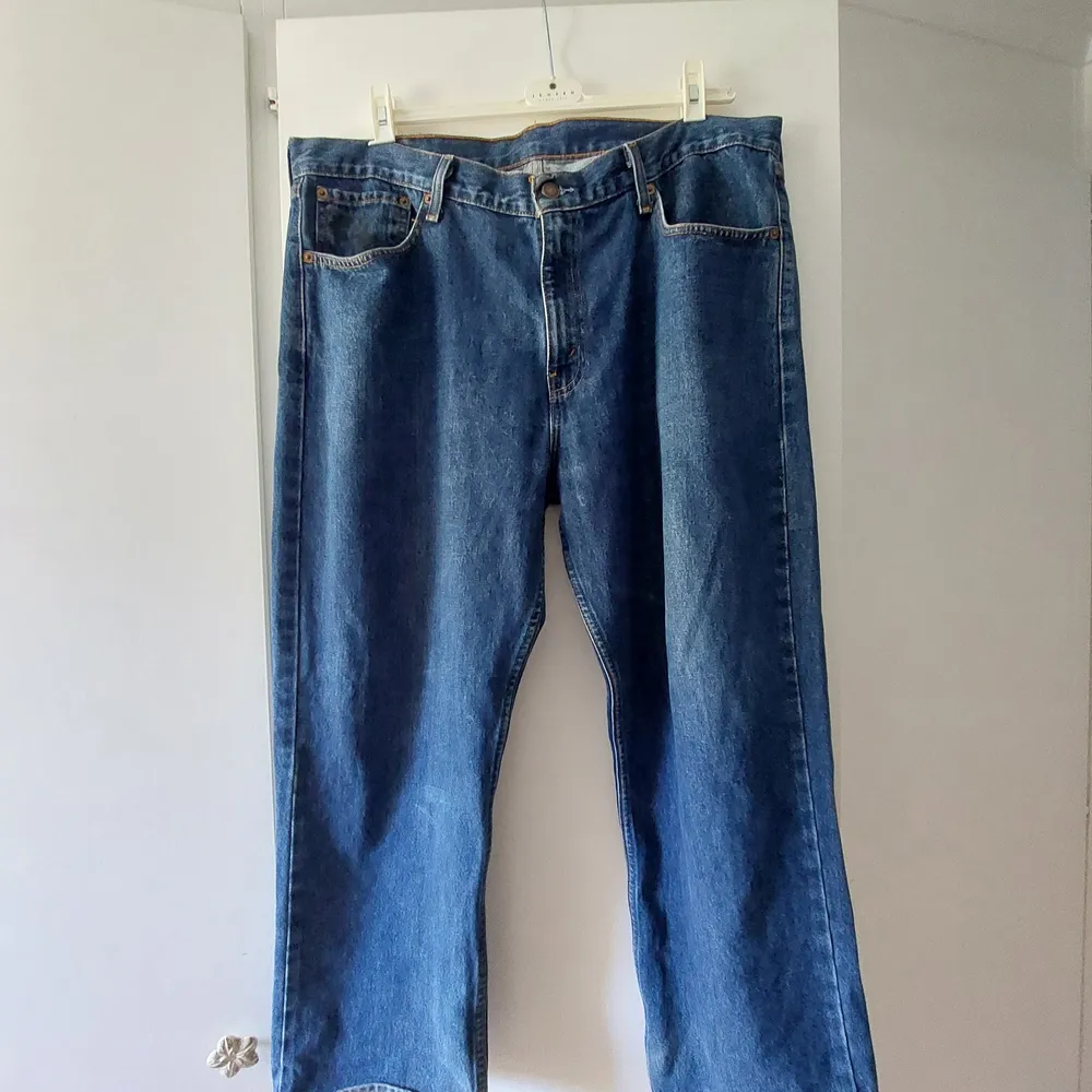 Aw feta baggy levis jeans med perfekt passform i storlek W40 L32 men känns lite mer som en W38, jag kan skicka varan om du bor långt bort. Farkut & Housut.