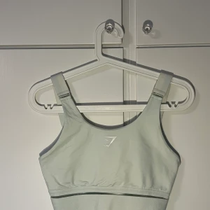 Gymshark sport-bh - En helt oanvänd mintgrön Gymshark-sportbh. Den är storlek S men är absolut mer en XS, säljer då den är för liten för mig. Den har bekväma tjocka justerbara band. Frakt inräknat i priset. ❤️ 