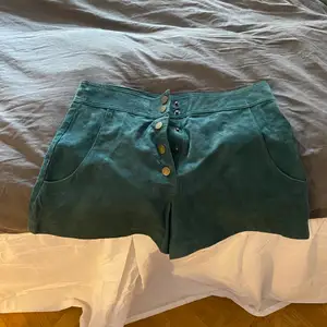 Ett par så SNYGGA zara shorts i mocka material i en grön färg!!!! Oanvända pga lite för små för mig men det är verkligen drömmigt snygga shorts till antingen en blus, vit stickad eller bara en tisha 💕💕💕💕