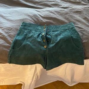 Zara shorts  - Ett par så SNYGGA zara shorts i mocka material i en grön färg!!!! Oanvända pga lite för små för mig men det är verkligen drömmigt snygga shorts till antingen en blus, vit stickad eller bara en tisha 💕💕💕💕