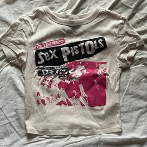 ”Sex Pistols” topp/t-Shirt - Ganska ny nästan oanvänd topp/T-Shirt från H&M med tryck. Bara använt fåtal gånger. Väldigt liten och tajt i storlek. Om du har några frågor så är det bara att kontakta! :)