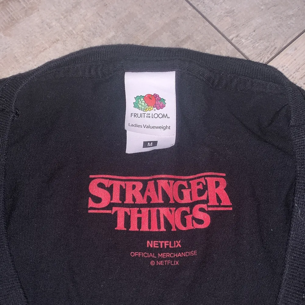 Stranger things t-shirt i helt nytt skick. Fick i julklapp två år sen men den va för liten så därför säljer jag den nu! Det står M men är väldigt tajt o liten så skulle säga att det är Xs/S❤️ . T-shirts.