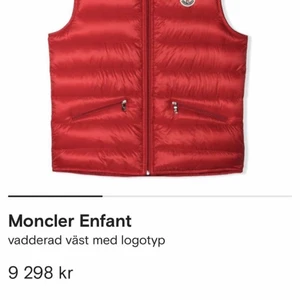 Moncler väst - Säljer min moncler väst som är köpt för 1 månad sen Priset kan diskuteras Storlek 3
