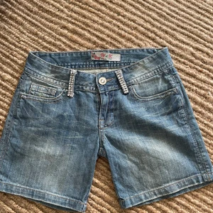 Shorts från y&e - Svin snygga och trendiga shorts från y&e i storlek M men mer som en xs. Köpta secondhand och säljer de pga att de aldrig kommit till användning. Snygga detaljer på både fram och baksida. Lite stenar har ramlat av men inget man ser. Ljusblå urtvättad färg 