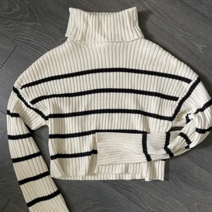 Stickad tröja med krage - En superfin och skön tröja från NAKD, endast använd fem gånger!