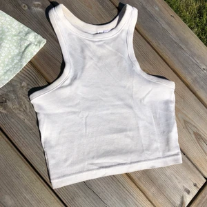 Vit tanktop - En tanktop i storlek xxs från hm. Säljer då jag växt ur det. Väldigt bekvämt och strechigt.