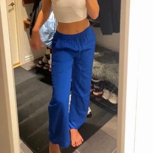 blå vida byxor zara  - hej! säljer nu mina älskade blåa zara byxor, pga för korta för mig. endast använda en gång. skriv privat för fler bilder eller frågor💙 budgivning vid flera intresserade💞 köpta för 399kr