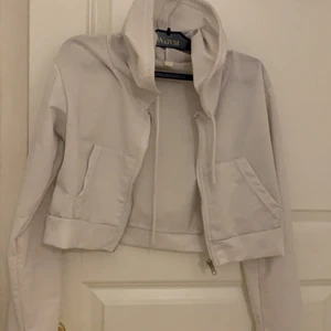 Croppad zip hoodie vit - Croppad zip hoodie vit, tunn och skön till sommaren, snören och fickor🤍🤍