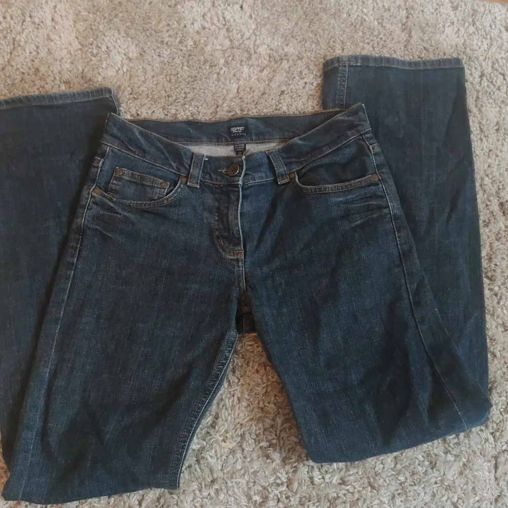 Lågmidjade jeans från Espirit, rak modell men lite mer utsvängda nertill💖💖. Jeans & Byxor.