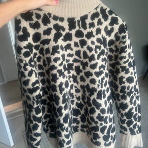 leopardmönstrad stickad tröja - använd 1 gång, så inte alls nopprig utan nyskick! 