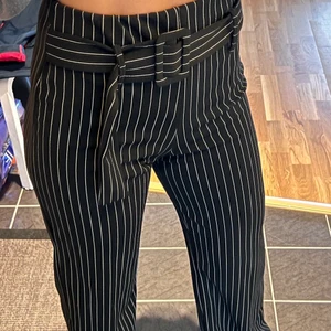 Randiga byxor - Randiga byxor från Boohoo. Använd någon enstaka gång. Bälte framtill. Storlek 36