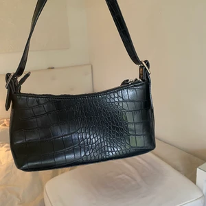 Svart väska  - Super fin svart väska från nakd, rymlig. Knappt andvänd 