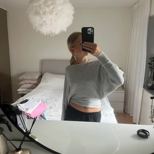 Tröja - Tröja från Ginatricot. I strl S. Sparsamt använda. Nypris: 299kr Mitt pris: 90kr Vid en snabb affär kan priset diskuteras 💸 Kan mötas i Tyresö eller skickas. Frakt kan tillkomma! 