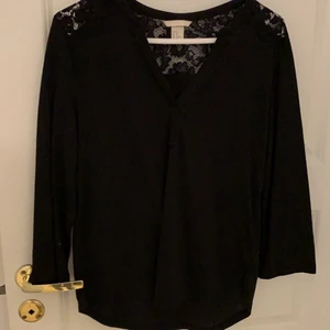 Blus med spets - Svart blus med trekvarstsärmar och spets på axlar och i ryggen, v-ringad fram. Superfin och festlig!🖤🖤