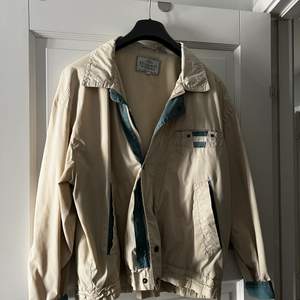 As cool vintage jacka köpt secondhand , kommer inte till användning tyvärr :/ stor storlek men snyggt oversized! 