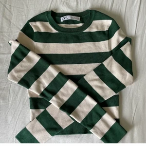 Randig zara tröja  - Tröja från zara, säljer pga att jag aldrig har fått någon användning av den, alltså är den endast provad, laddar upp på nytt då vinnaren ej svarar🤍köparen står för frakten på 49kr 