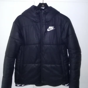 Nike jacka  - Knappt använd,jätte fint skick.storlek M,super varm. Inköpt vintern 2021 nypris 1200:-
