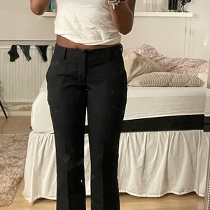 Lågmidjade kostymbyxor  - Säljer dessa lågmidjade kostymbyxor med slits🫶🏾