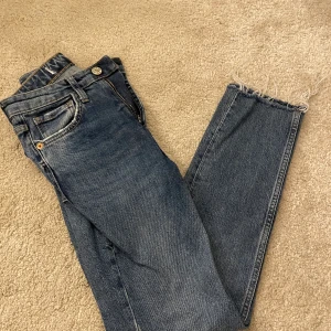 Zara jeans  - Straight ankle längd, ord pris ca 399kr! Liknade dem på bilden bara annan färg 